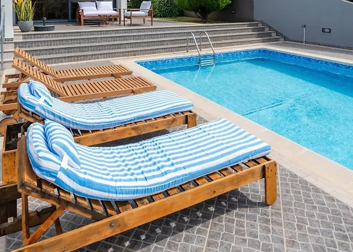 Luxury Haven: Heated Pool, Ac & Sun