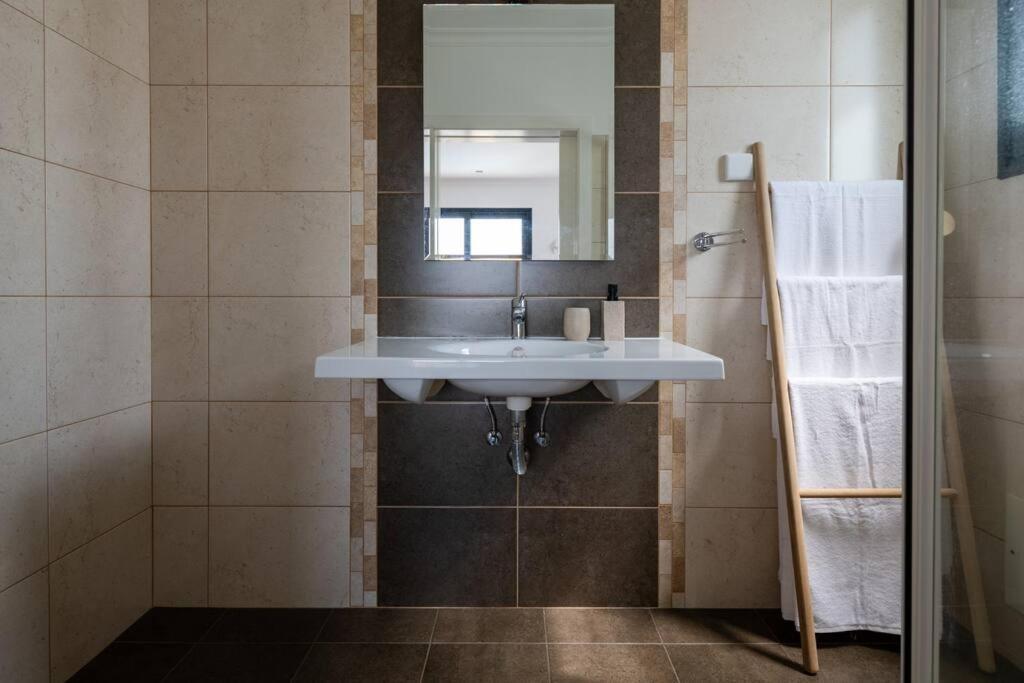 Luxury Haven: Heated Pool, Ac & Sun Villa