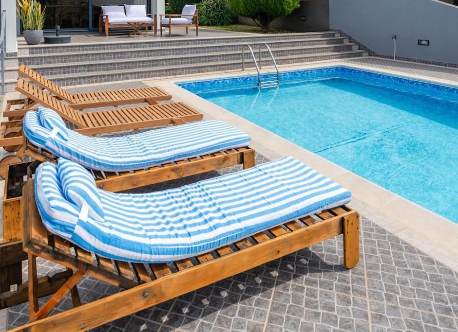 Luxury Haven: Heated Pool, Ac & Sun Villa