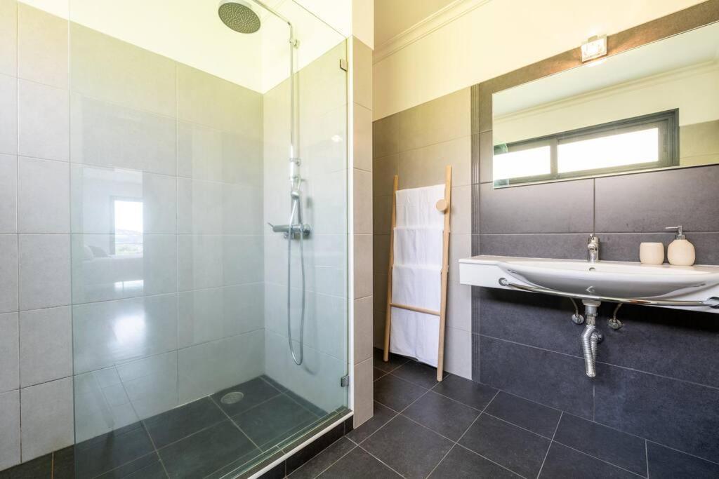 Luxury Haven: Heated Pool, Ac & Sun