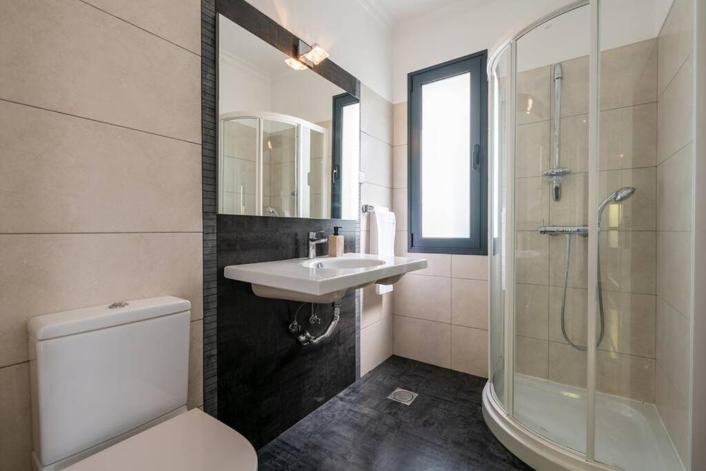Luxury Haven: Heated Pool, Ac & Sun Villa