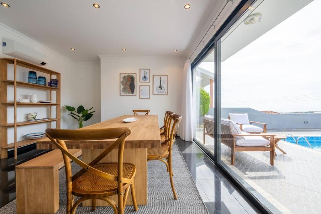 Luxury Haven: Heated Pool, Ac & Sun Villa